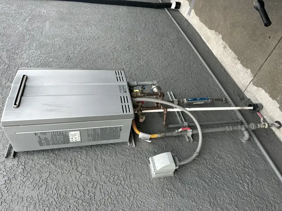 Outdoor tankless unit plumbed on a flat roof